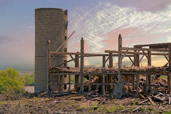 Farmě silo s zbourány dřevěné stodoly — Stock fotografie
