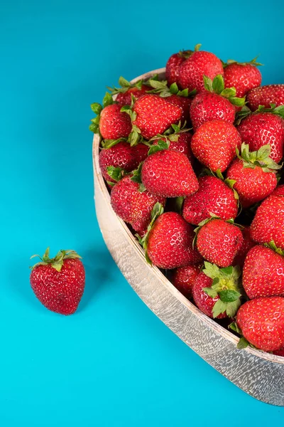 Mogna jordgubbar i hjärtformade maträtt — Stockfoto