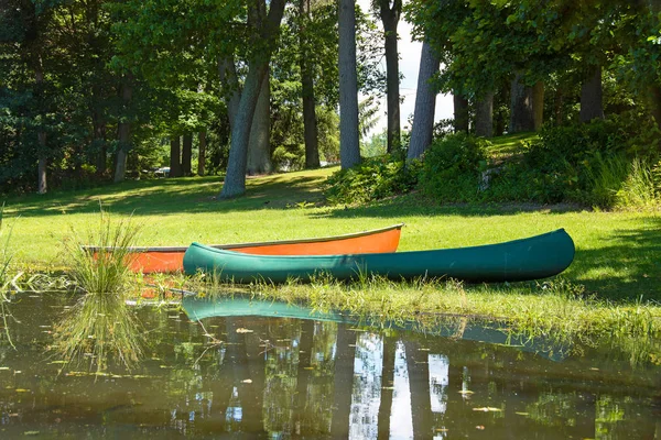 Canoe sulla riva del fiume — Foto Stock