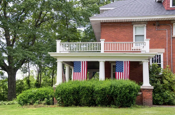 Gammalt hus med amerikanska flaggor — Stockfoto