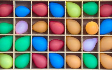 renkli balon ahşap kutu çerçeve içinde