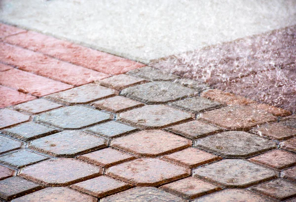 Raindrops splashing on tile — Stock Photo, Image