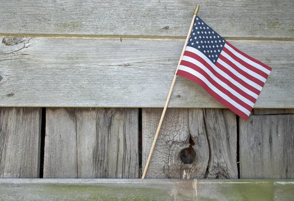 Αμερικανική σημαία σε αχυρώνα ξύλο — Φωτογραφία Αρχείου