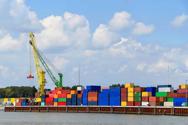 Contenedores de envío de colores en muelle comercial —  Fotos de Stock