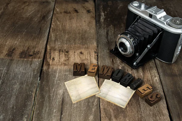 Câmera vintage com quadros de instantâneos — Fotografia de Stock