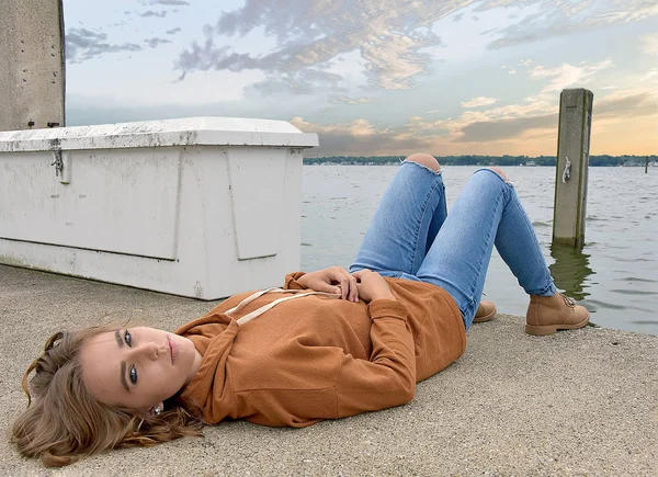 Девушка-подросток на пристани для яхт — стоковое фото