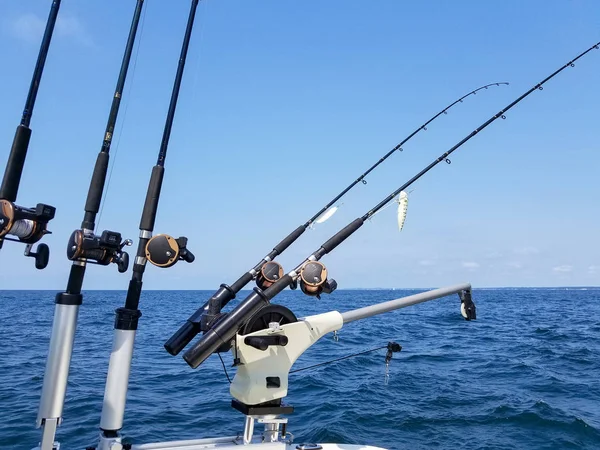 Canne da pesca e canne su barca con esca — Foto Stock
