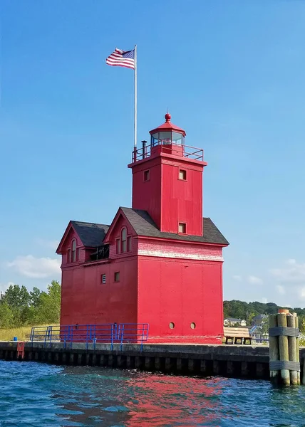 Rode vuurtoren met Amerikaanse vlag — Stockfoto