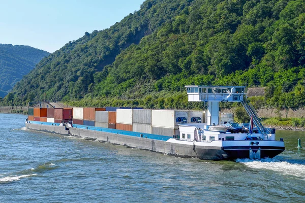 Barcaza fluvial que transporta contenedores de carga —  Fotos de Stock