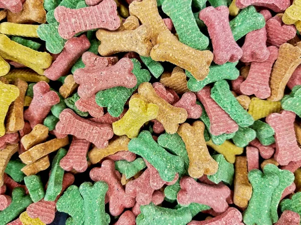 Biscotti colorati per cani con osso di latte — Foto Stock