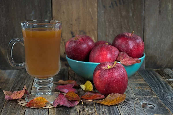 Warme appel cider met rode appels — Stockfoto
