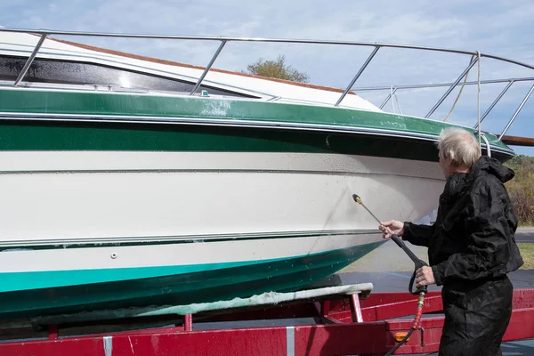 Людина харчування пральний човен — стокове фото