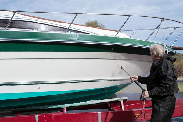 Hombre poder lavado barco — Foto de Stock