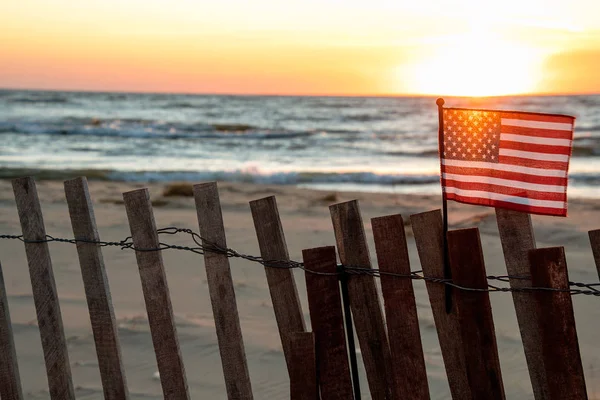 석양에 의해 조명 하는 미국 국기 — 스톡 사진