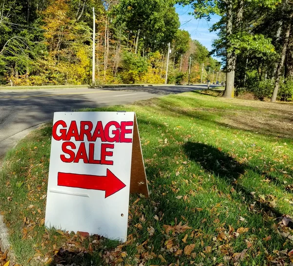 Garage sake sign on grass — Stock Photo, Image