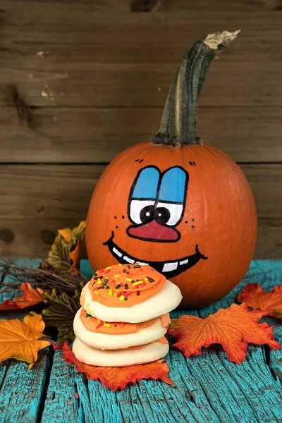 Zucca di Halloween con biscotti di zucchero — Foto Stock