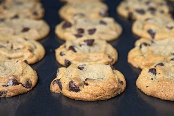 Galletas de chispas de chocolate en la bandeja de hornear — Foto de Stock