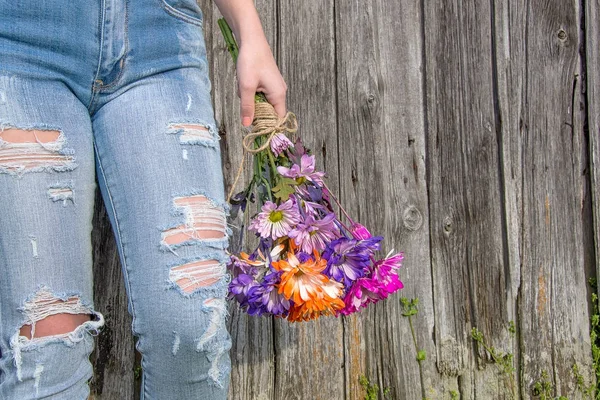 Menina adolescente com jeans de ganga angustiado — Fotografia de Stock