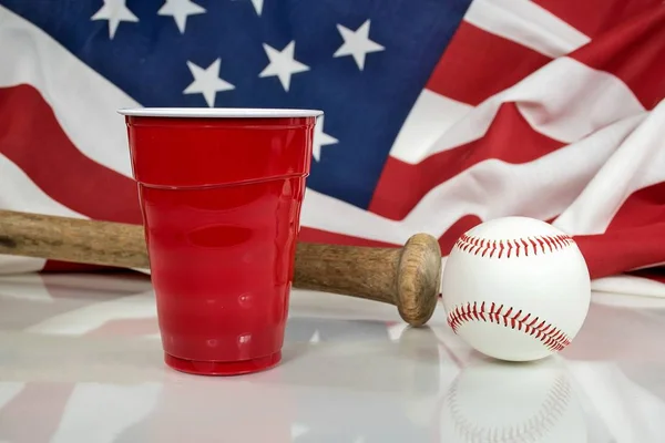 Strona kubek z baseball i Flaga Amerykańska — Zdjęcie stockowe
