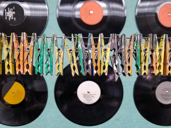 Clothespins dönüştürün ve retro vinil kayıtlar — Stok fotoğraf