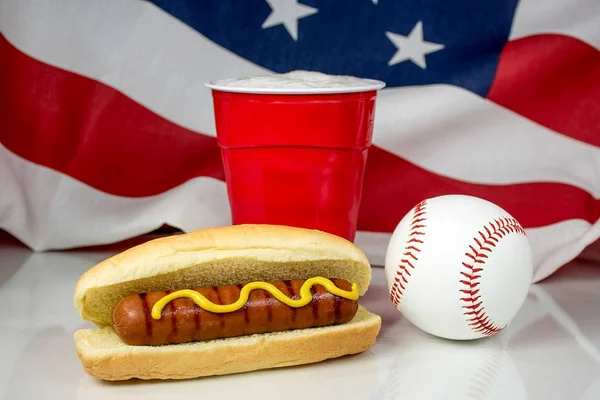 Cerveza y hot dog con béisbol y bandera —  Fotos de Stock