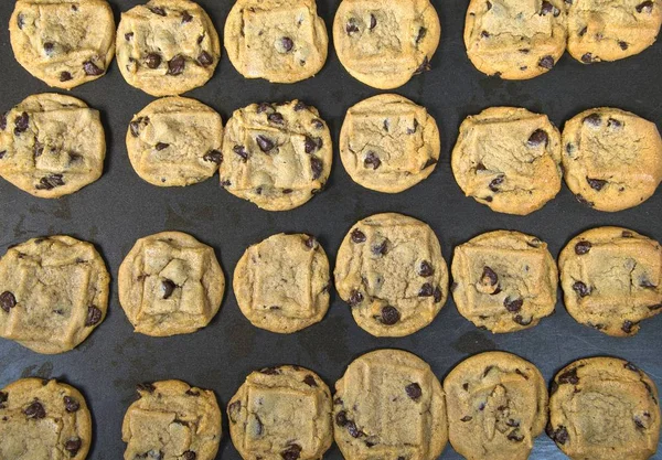 Galletas de chispas de chocolate en la bandeja de hornear — Foto de Stock