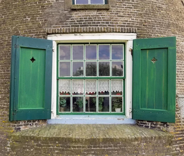 Haustür eines attraktiven alten Londoner Stadthauses aus rotem