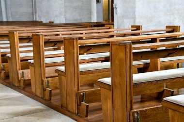 yastıkları ile boş kilise sıraları