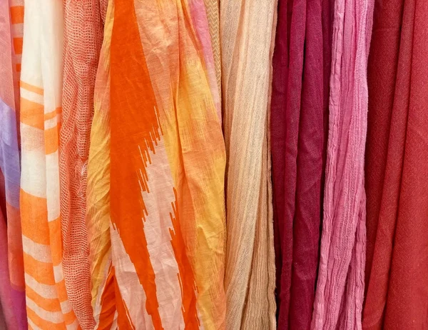 Satır parlak moda eşarplar — Stok fotoğraf