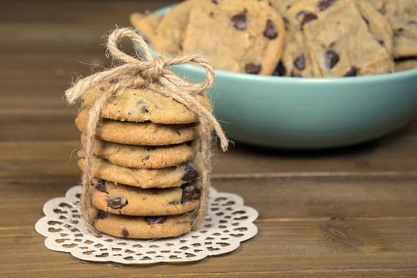 Schokolade Chip Cookie Stack mit Schnur Bogen — Stockfoto