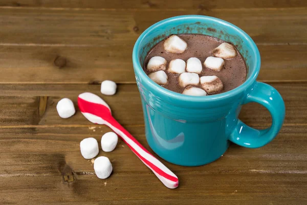 Cioccolata calda in tazza turchese con cucchiaio di Natale — Foto Stock