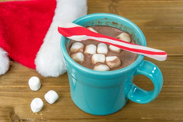 Chocolat chaud en tasse turquoise avec chapeau de Noël — Photo