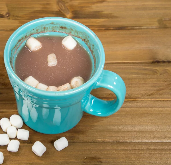 Chocolate quente com rosto feliz marshmallow — Fotografia de Stock