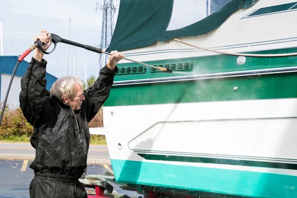 Kaukasier Trägt Schwarzen Wasserdichten Anzug Druck Waschboot Rumpf — Stockfoto