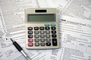 topu noktası kalem ve hesap makinesi federal 1040 gelir vergisi formunda