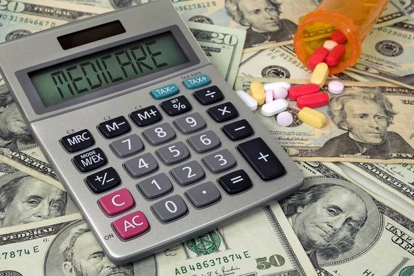 Sinal Texto Medicare Tela Calculadora Com Medicamentos Prescrição Garrafa Pílula — Fotografia de Stock