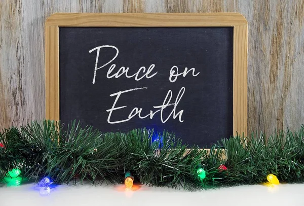 Béke Földön Üzenetet Fekete Palatábla Karácsonyi Fények Zöld Koszorú — Stock Fotó