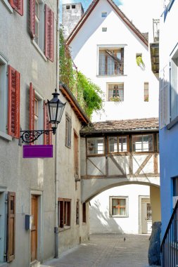 Eski Avrupa şehri sokak sokak parke taşı üzerinde tek güvercin ile