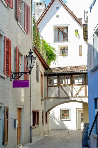 Eski Avrupa şehri sokak sokak parke taşı üzerinde tek güvercin ile