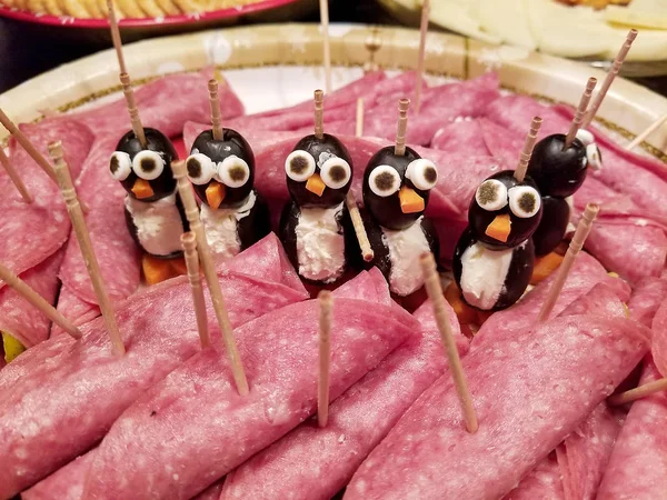 Siyah Zeytin Penguenler Jambon Meze Parti Tabakta — Stok fotoğraf