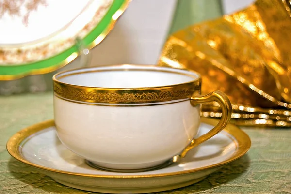 Close Xícara Chá Antiga Pires Com Guarnição Ouro Ornamentado Toalha — Fotografia de Stock