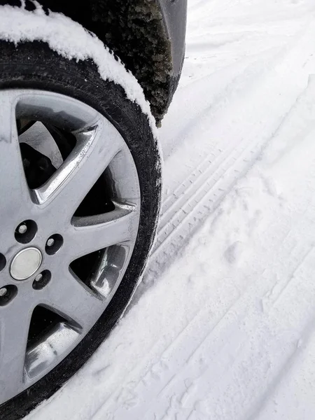 Närbild Fordonshjulet Snö Med Däck Spåra Design — Stockfoto
