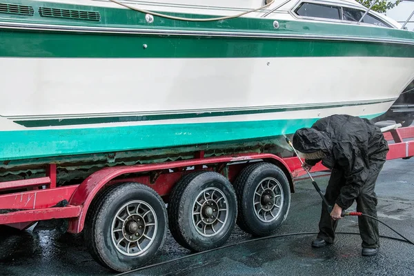 Uomo Tuta Impermeabile Nera Potenza Lavaggio Scafo Della Barca — Foto Stock