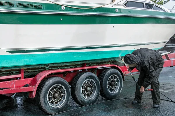 Hombre Traje Impermeable Negro Poder Lavado Casco Del Barco —  Fotos de Stock