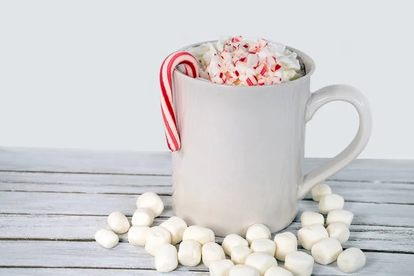 Горячий Шоколадный Напиток Белой Кружке Зефиром Взбитыми Сливками Рождественской Конфеткой — стоковое фото