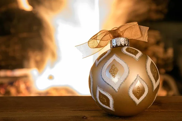 Χρυσό Χριστουγεννιάτικο Στολίδι Ξύλο Λαμπερό Φόντο Φωτιά Closeup — Φωτογραφία Αρχείου