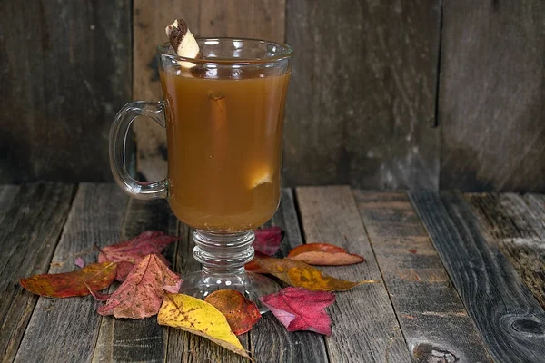 Bebida Sidra Manzana Caliente Con Palo Canela Hojas Otoño Madera —  Fotos de Stock