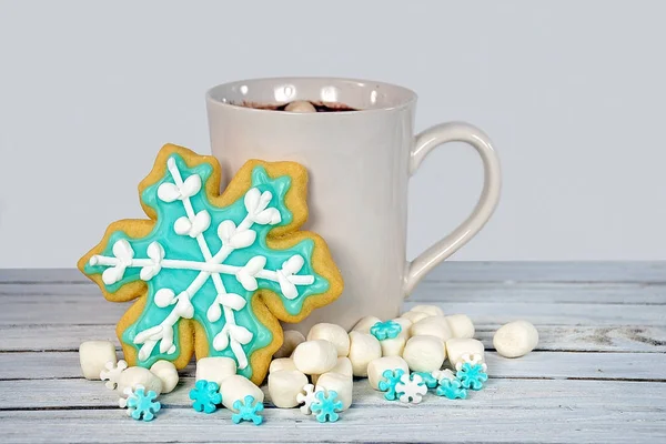 Heiße Schokolade Mit Schneeflockenzuckerkeks Und Marshmallows Auf Rustikalem Weiß Getünchtem — Stockfoto