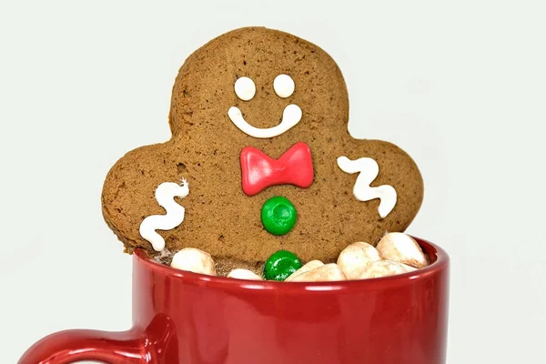 Sorrindo Homem Gengibre Bebida Quente Cacau Com Marshmallows Caneca Vermelha — Fotografia de Stock