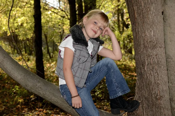 Uśmiechnięta Dziewczynka Kaukaski Siedzi Gałęzi Drzewa Lesie Jesienią — Zdjęcie stockowe